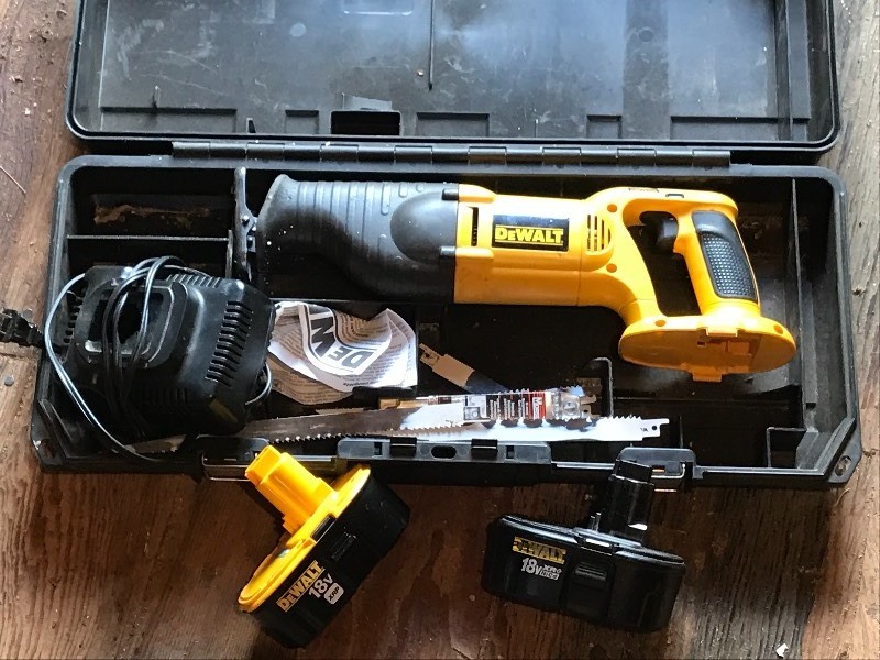 lot 33 image: DeWalt Sawzall Set