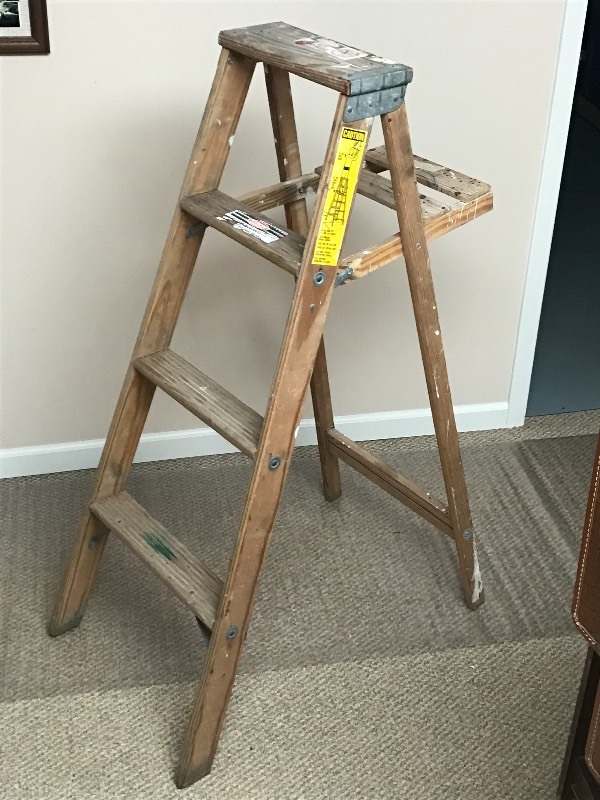 lot 64 image: 4ft Wooden Step Ladder