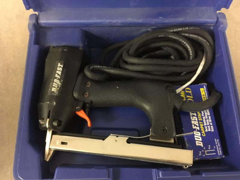 CARPET STAPLER