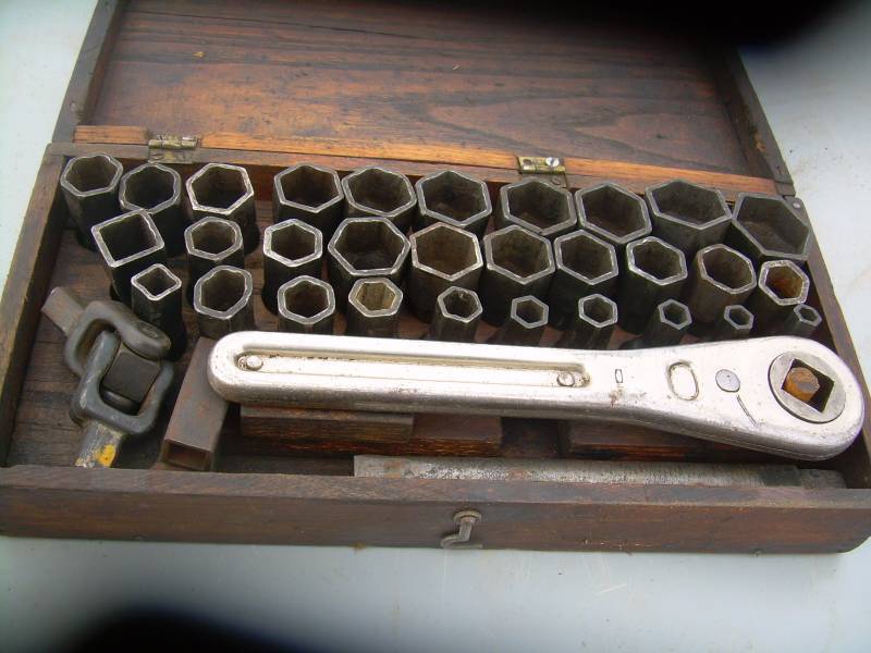 lot 7 image: VINTAGE SOCKET AND RATCHET SET
