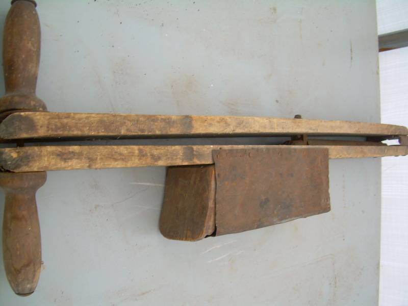 lot 33 image: ANTIQUE HAND CORN PLANTER