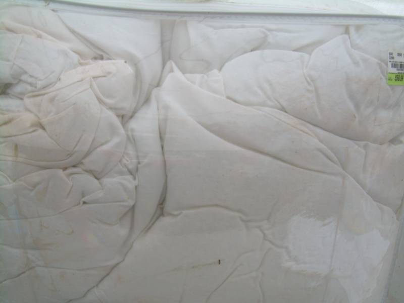 lot 35 image: KING SIZE DOWN COMFORTER