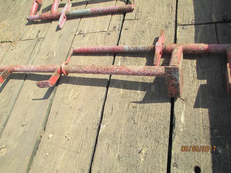 lot 44 image: 5 SCAFFOLGING JACKS