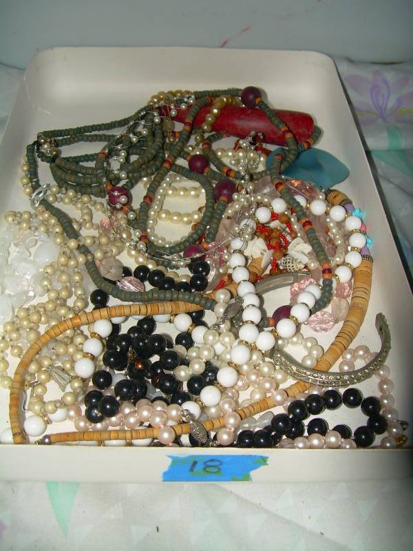 lot 68 image: JEWLERY