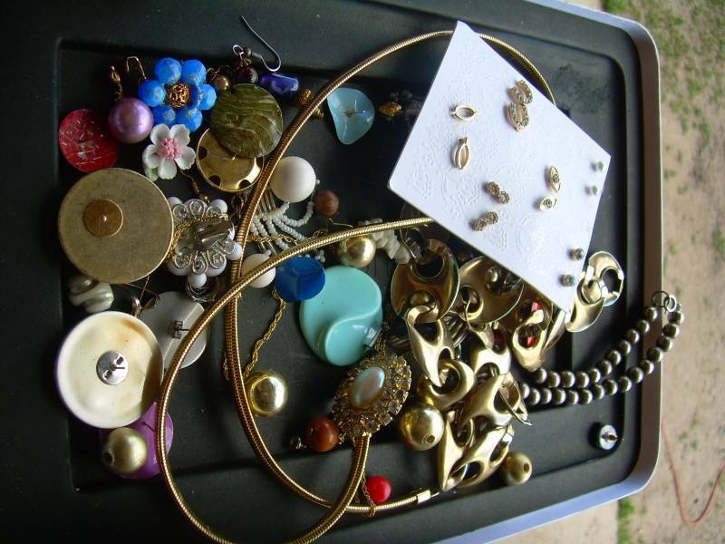 lot 79 image: JEWLERY