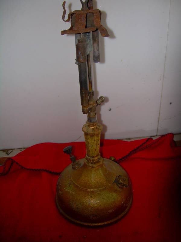 lot 81 image: VINTAGE LINDO LITE PARLER LAMP