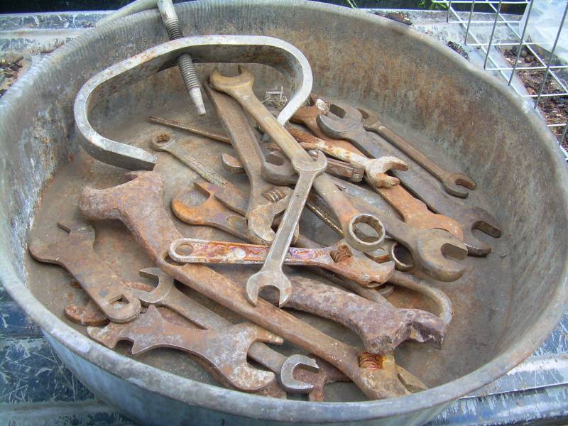lot 84 image: VINTAGE TOOLS AND HOG PAN