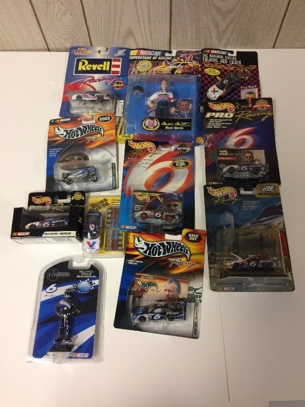 lot 31 image: Die Cast Hot Wheels, Revell, Toy Biz Cars & Figures
