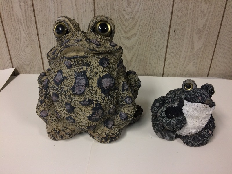 lot 62 image: Set of Frog Outdoor Decorations