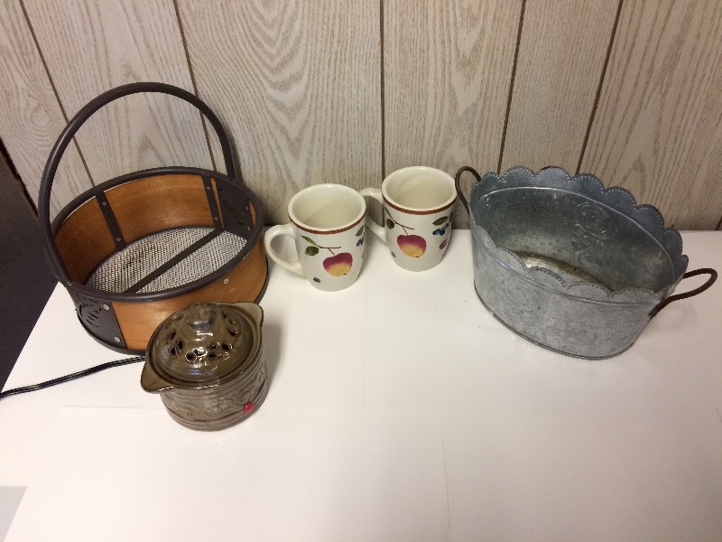 lot 97 image: Scent Warmer, Baskets, Longaberger Mugs