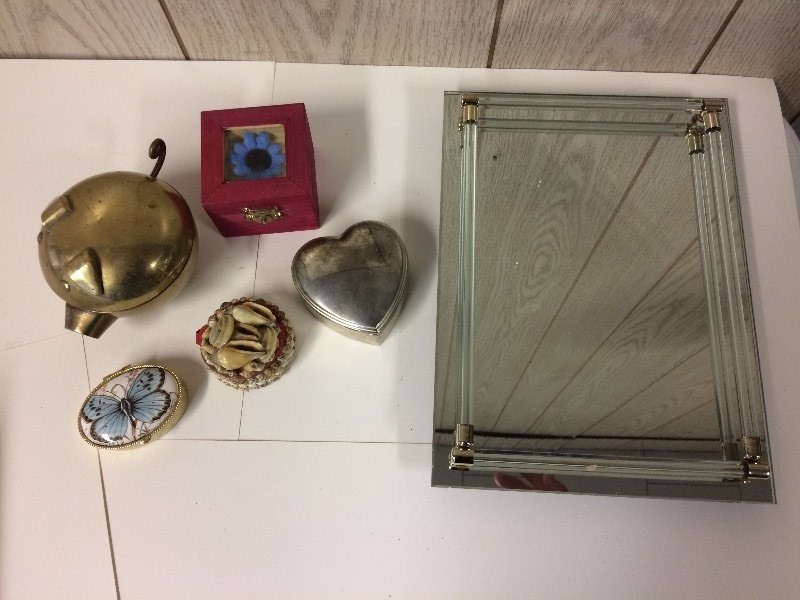 lot 110 image: New Mirrored Vanity Tray & Trinket Boxes