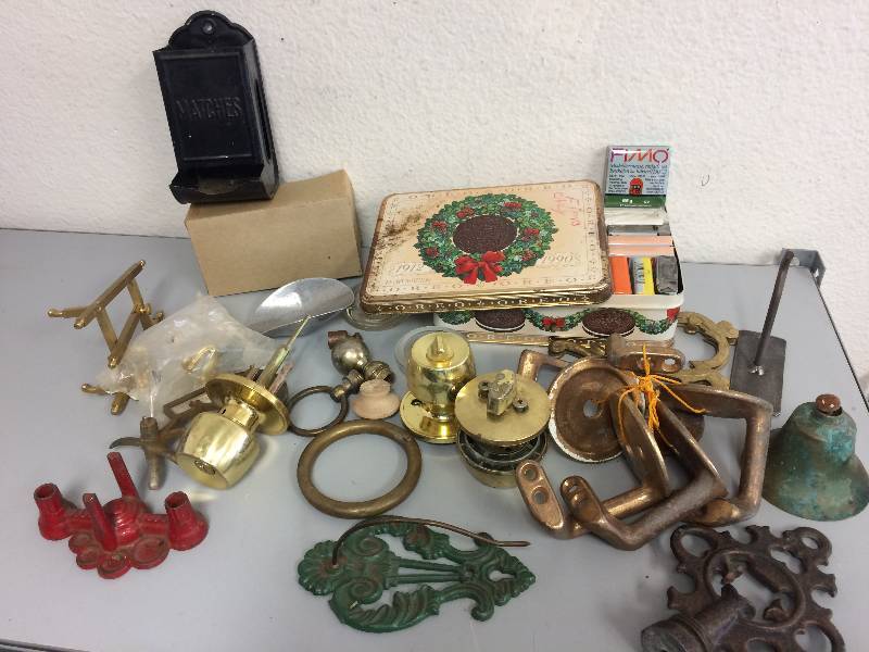 lot 15 image: Assorted Vintage items