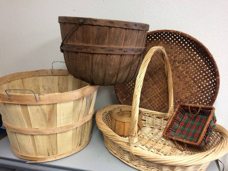 lot 17 image: Assorted Vintage Baskets