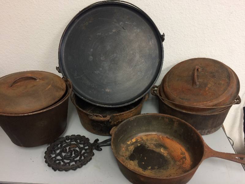 lot 19 image: Assorted Vintage Cast Iron Pots