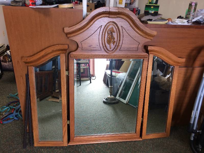 lot 21 image: Dresser Top Framed Mirror