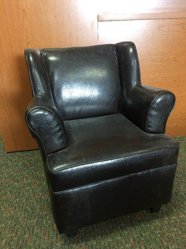 lot 24 image: Kids Wing Back Chair