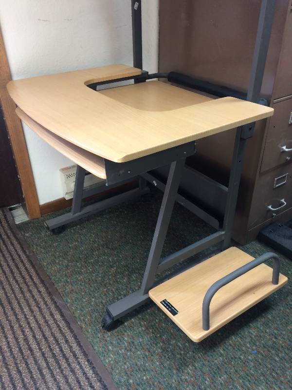 lot 35 image: Computer Desk