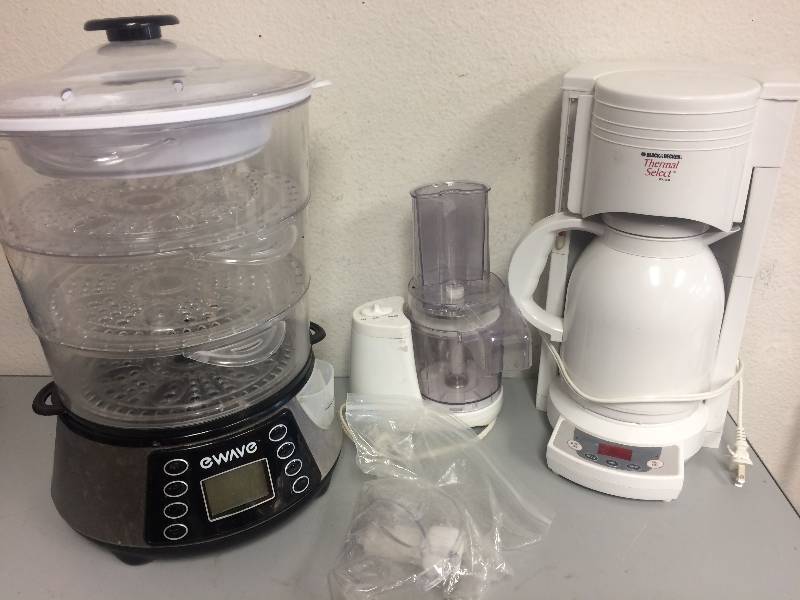 lot 38 image: Small Kitchen Appliances
