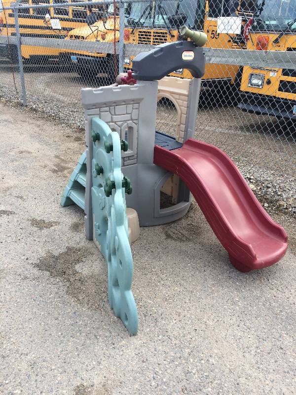 lot 56 image: Little Tikes Endless Adventures Castle