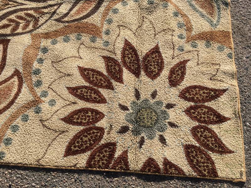 lot 76 image: Area Rug