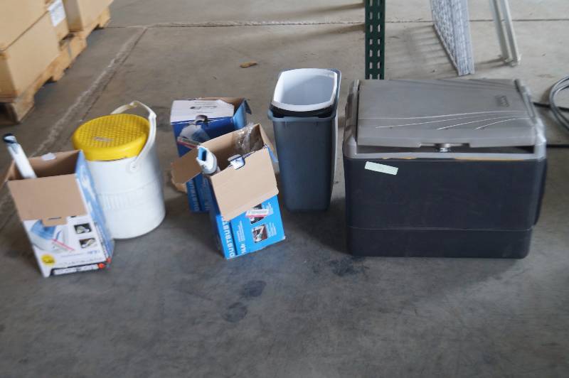 lot 29 image: Coolers & Vacuums
