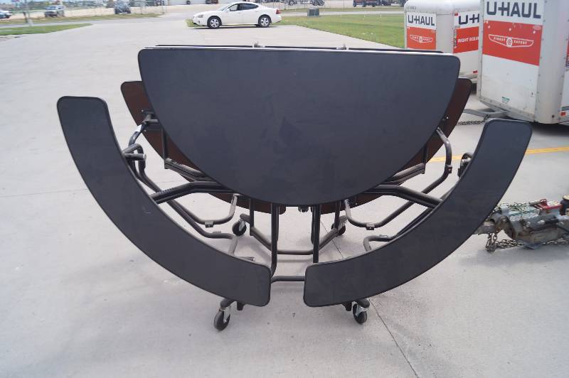 lot 35 image: Folding Cafeteria Table