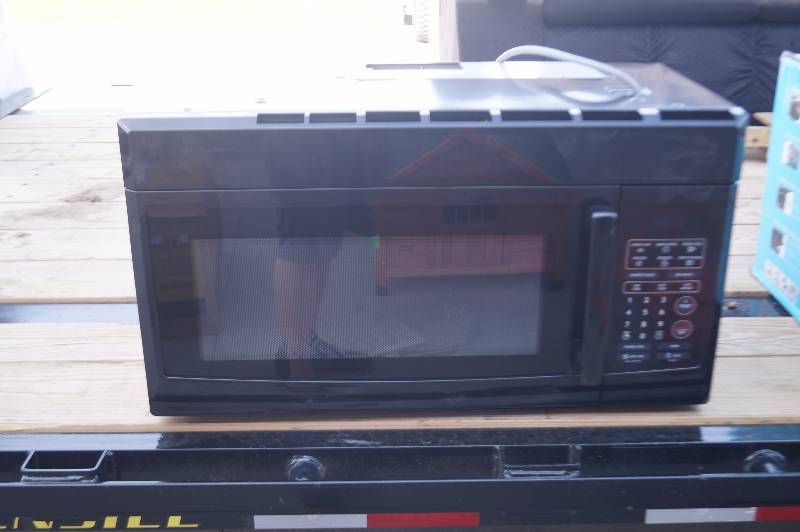 lot 97 image: Microwave Oven