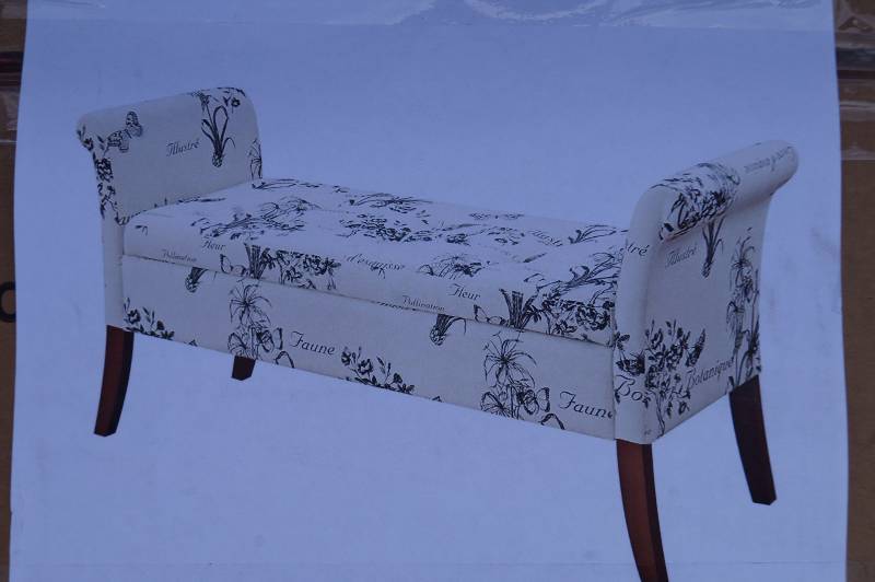 lot 99 image: Storage bench