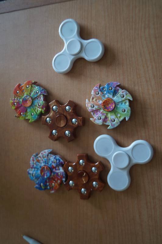 lot 115 image: Fidget Spinners