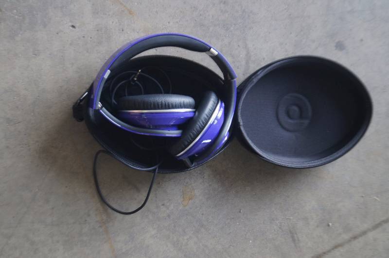 lot 125 image: Beats by Dre