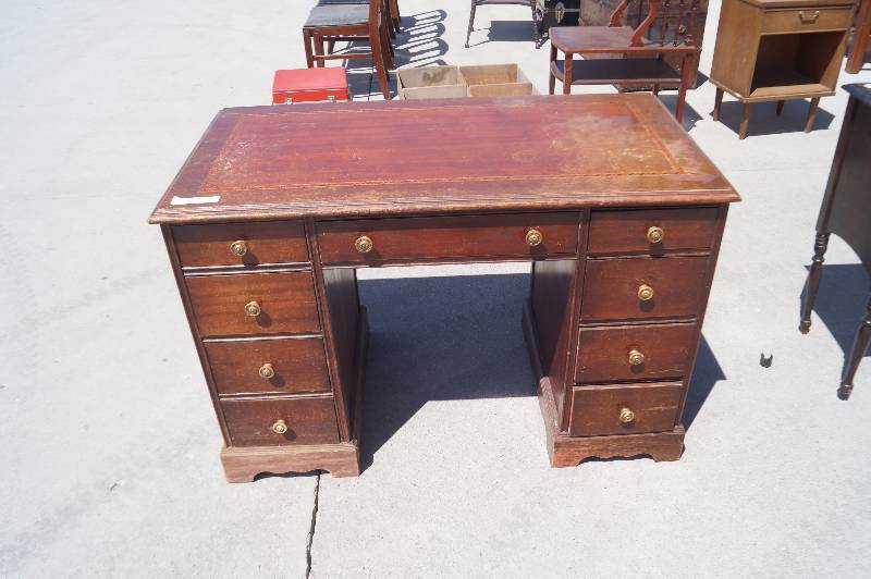 lot 165 image: Antique Desk