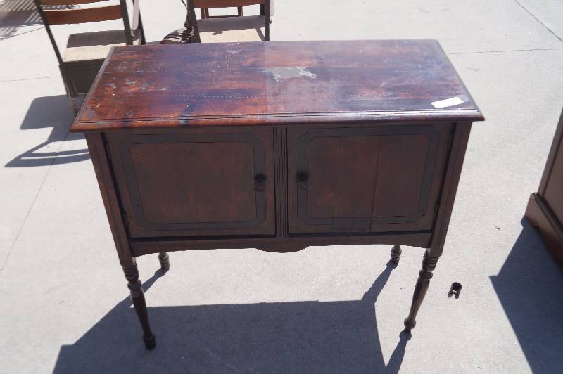 lot 167 image: Antique Cabinet