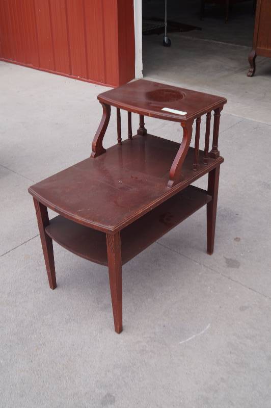 lot 176 image: End table