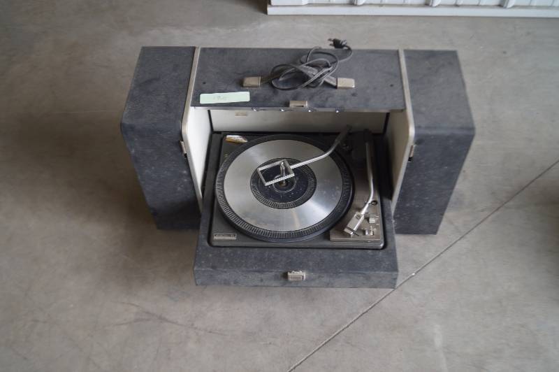 lot 185 image: GE Record Player