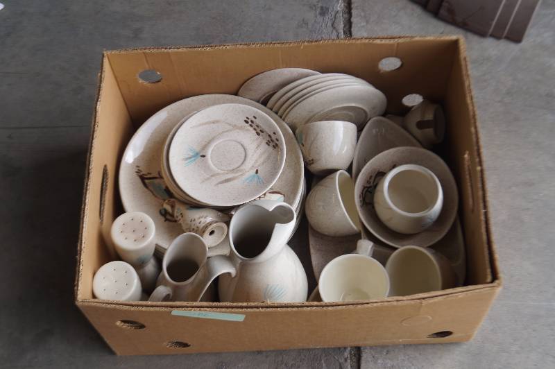 lot 186 image: PlatesSaucersCups