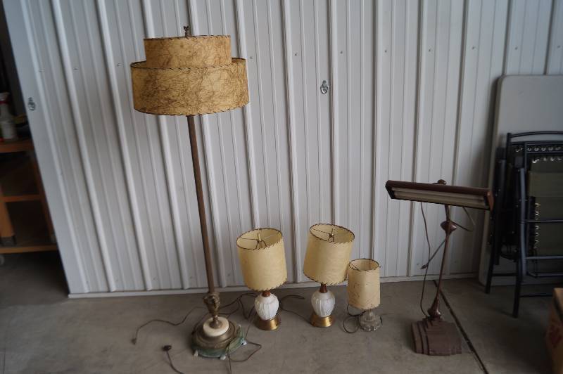 lot 188 image: Lamps & Desk Light
