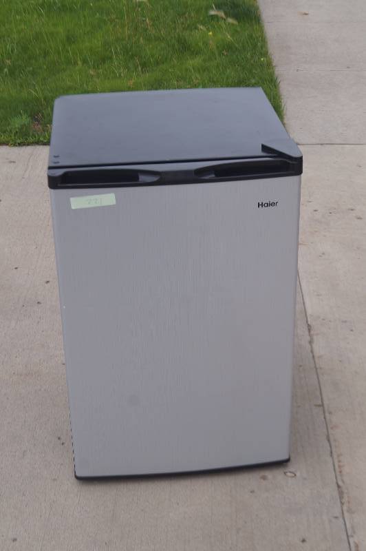 lot 221 image: NEW Haier Mini Fridge