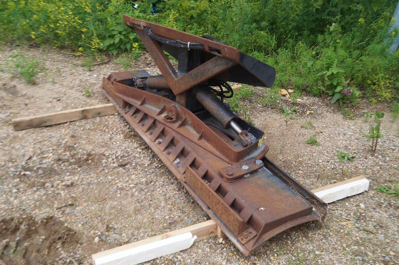 lot 6 image: Grouser Dozer Blade