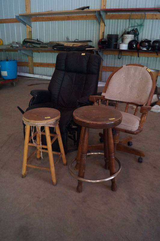 lot 11 image: Furniture