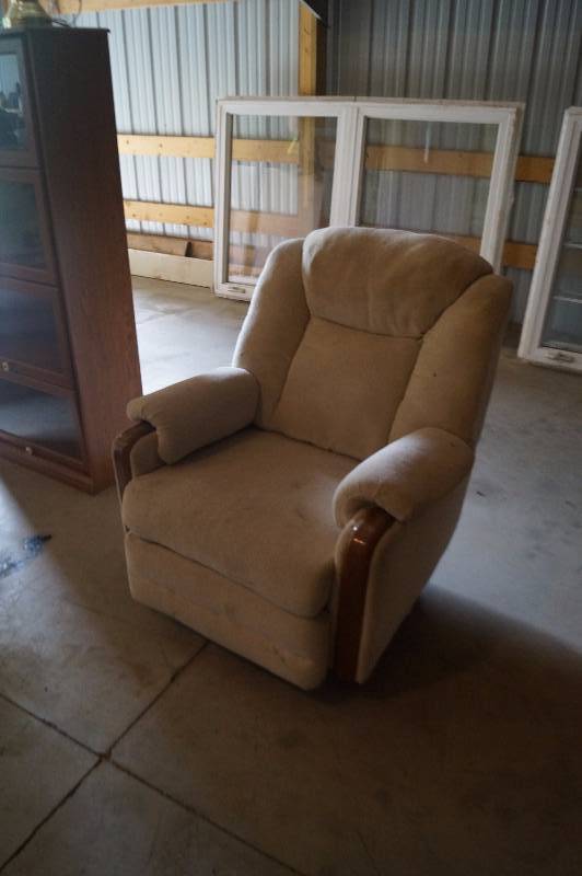 lot 24 image: Cloth Recliner
