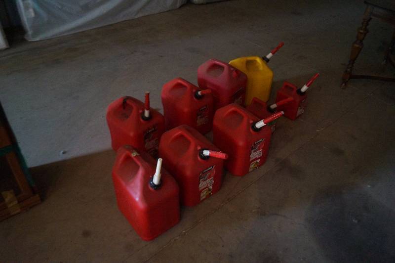 lot 26 image: 9 Plastic Gas Cans