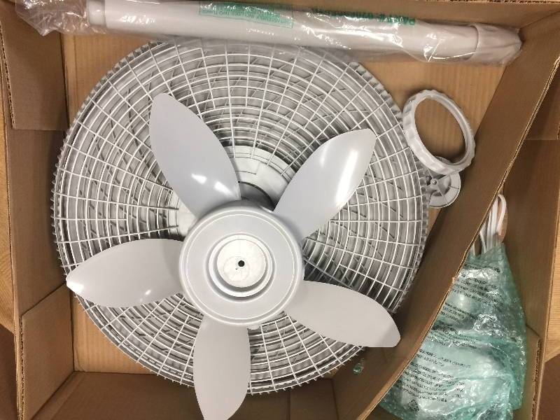 lot 10 image: Lasko 18 Stand Fan