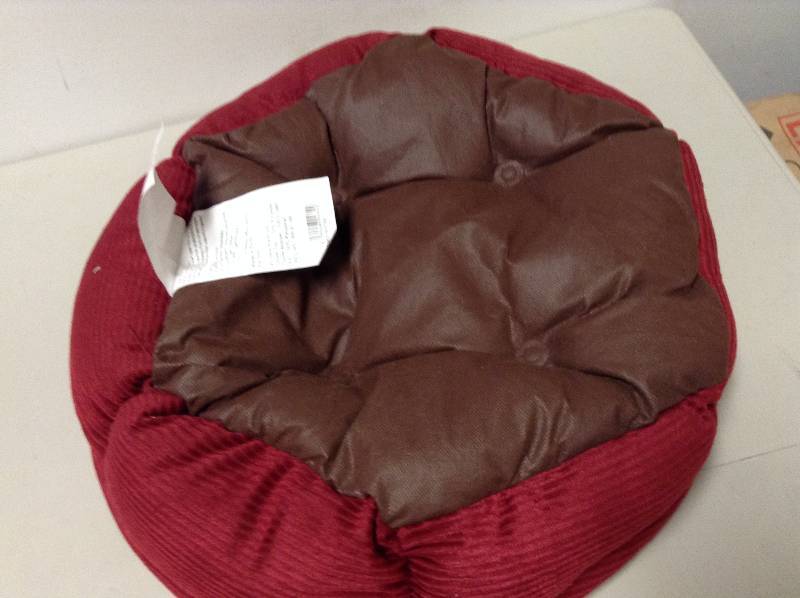 lot 74 image: Small Pet Bed
