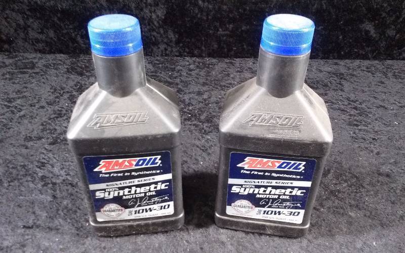 lot 585 image: OIL - (2) AMSOIL Signature Series Motor Oil, SAE 10W-30, 1qteach