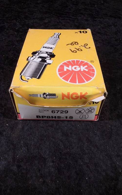lot 704 image: SPARKPLUG - (10) NGK 6729BP8HS-15