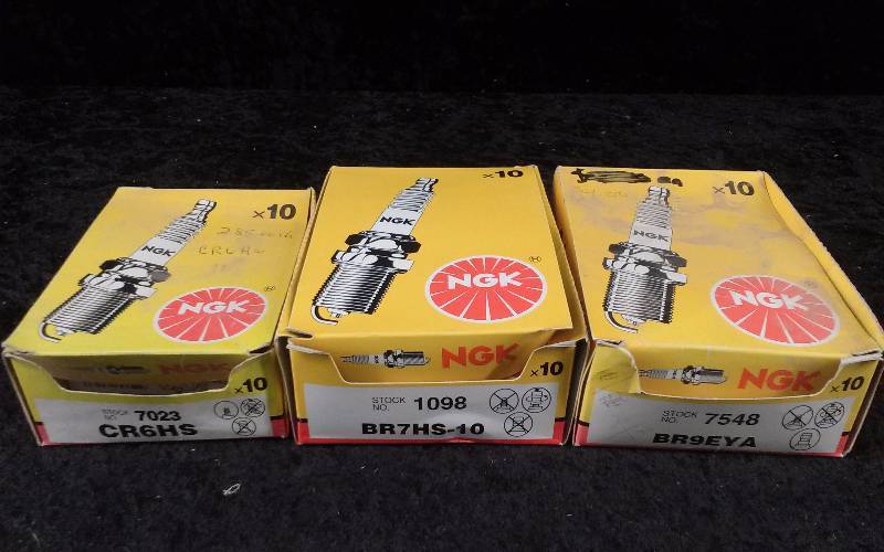 lot 720 image: SPARKPLUG - Lot of 11 NGK (4) 7023CR6HS, (3) 7548BR9EYA, (4) 1098BR7HS-10