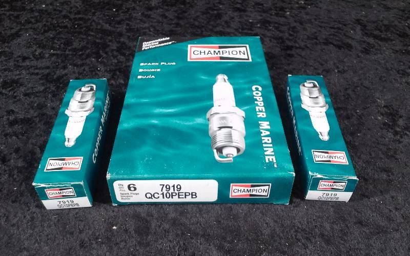 lot 732 image: SPARKPLUG - (8) Champion 7919QC10PEPB