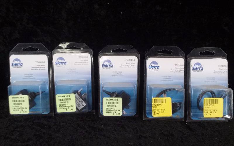 lot 1209 image: Lot - Sierra Toggle Switches (3) TG40020-1 & (2) TG21050-1