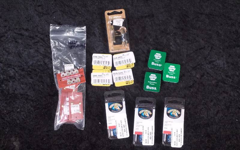 lot 1251 image: Lot - Misc Fuses & Terminals