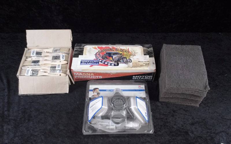 lot 1333 image: Lot - Misc Painting (1) 3M Respirator, (2) Sanding Block Asst (36) 1 Brushes, & Scouring Pads